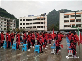 河北张立谦为贫困小学捐送校服