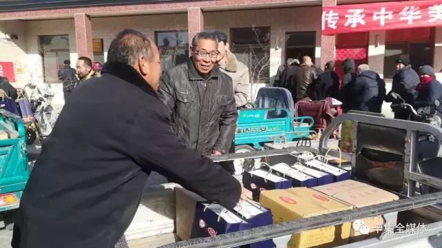 河北张立谦每年给家乡的80岁老人送慰问品