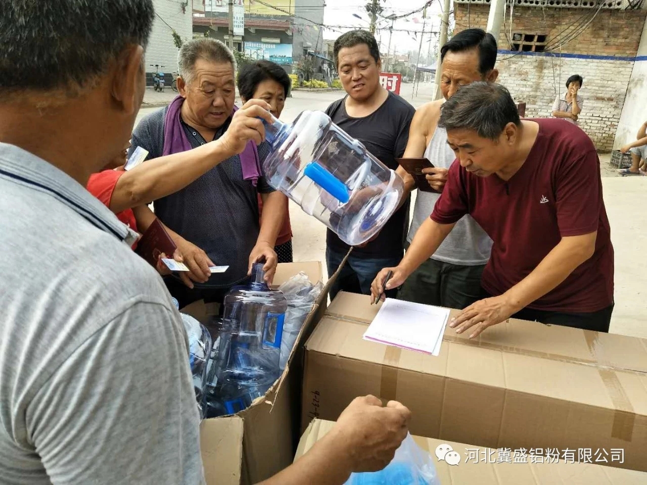 河北张立谦为家乡捐建纯净水屋，村民免费用水 (2)