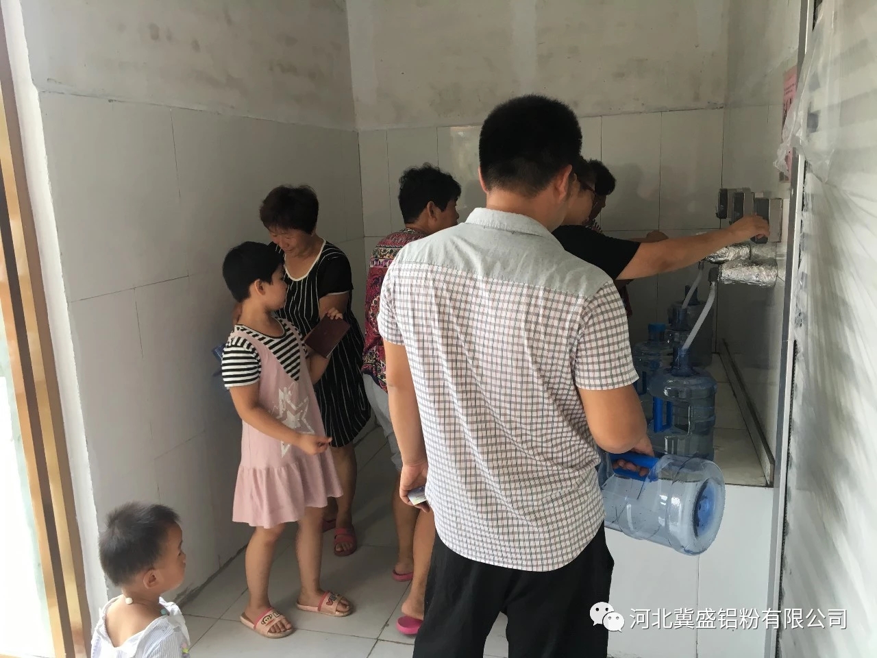 河北张立谦为家乡捐建纯净水屋，村民免费用水 